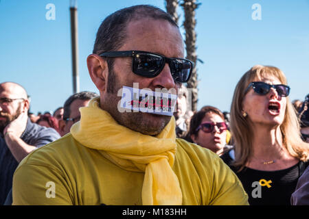 Barcellona, in Catalogna, Spagna. 28 gen, 2018. Un pro-indipendenza dimostratore con un adesivo sulla bocca di chiamate per la libertà dei prigionieri politici.centinaia di persone, organizzati dai comitati per la difesa della Repubblica Catalana hanno marciato per la dimostrazione di rendere omaggio a coloro che hanno resistito alla polizia spagnola di repressione durante gli ultimi giorni del referendum del 1 ottobre 2017. Credito: Paco Freire/SOPA/ZUMA filo/Alamy Live News Foto Stock