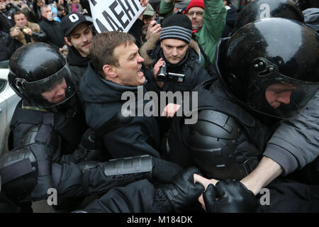 San Pietroburgo, Russia. 28 gen, 2018. Protester visto scontri con la polizia durante la dimostrazione.migliaia di sostenitori del leader dell opposizione Alexei Navalny prendere parte a una manifestazione chiamata per un boicottaggio di marzo 18 elezioni presidenziali. Credito: Igor Russak/SOPA/ZUMA filo/Alamy Live News Foto Stock