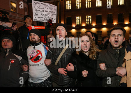 San Pietroburgo, Russia. 28 gen, 2018. I manifestanti visto gridando slogan durante la dimostrazione.migliaia di sostenitori del leader dell opposizione Alexei Navalny prendere parte a una manifestazione chiamata per un boicottaggio di marzo 18 elezioni presidenziali. Credito: Igor Russak/SOPA/ZUMA filo/Alamy Live News Foto Stock