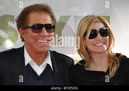 LAS VEGAS NV - MARZO 08: Steve Wynn, Andrea Hissom-Wynn durante la TOPSHOP TOPMAN Las Vegas Grand Opening al Fashion Show Mall il 8 marzo 2012 a Las Vegas, Nevada. Persone: Steve Wynn, Andrea Hissom-Wynn Foto Stock
