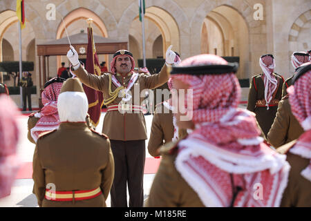 Amman, Giordania. 28 gen, 2018. Un conduttore di guardia reale dà un comando di Amman, Giordania, 28 gennaio 2018. Credito: Jörg Carstensen/dpa/Alamy Live News Foto Stock