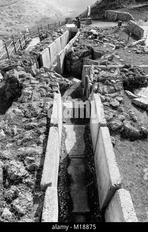 Vecchie trincee abbandonate dal tempo di Yom Kippur guerra sulle alture del Golan, Israele Foto Stock