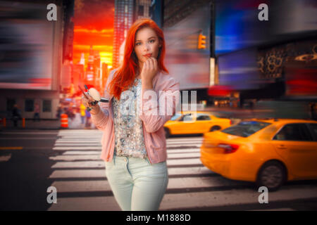 Donna con i capelli rossi in New York vernici rossetto labbra Foto Stock