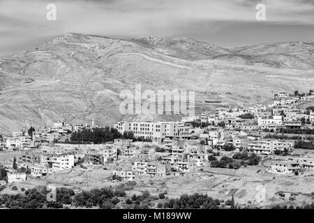 Wadi Musa, piccola cittadina vicino a Petra, Giordania (monocromatico) Foto Stock