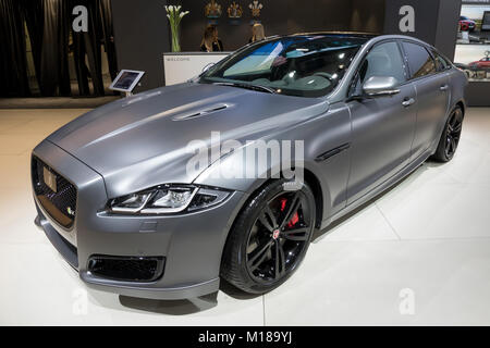 Bruxelles - Jan 10, 2018: Jaguar XJR 575 berline di lusso auto mostrata a Bruxelles Motor Show. Foto Stock