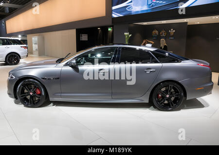 Bruxelles - Jan 10, 2018: Jaguar XJR 575 berline di lusso auto mostrata a Bruxelles Motor Show. Foto Stock