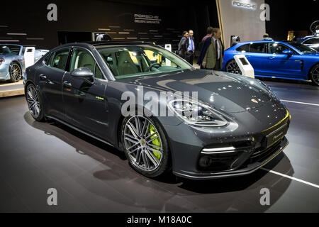 Bruxelles - Jan 10, 2018: Porsche Panamera E-Hybrid auto sportiva illustrata a Bruxelles Motor Show. Foto Stock
