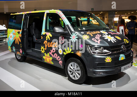 Bruxelles - Jan 10, 2018: Flower Power Volkswagen Multivan camper van illustrato a Bruxelles Motor Show. Foto Stock