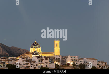 Viste di Altea tramonto con la sua chiesa Nostra Signora di Consuelo in piedi fuori nel piano. Foto Stock