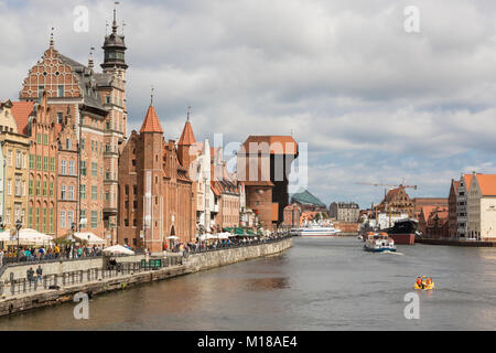 Danzica, Polonia - 7 Luglio 2016: Danzica città vecchia in Polonia con il più antico porto medievale gru (Zuraw) in Europa e una passeggiata lungo la riva del fiume di M Foto Stock