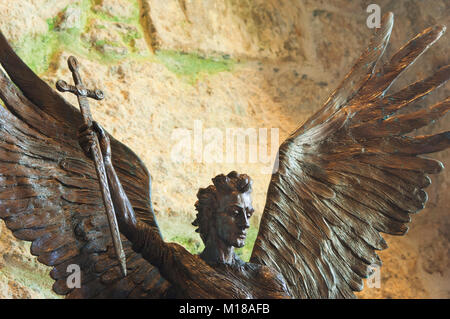 Statua raffigurante San Michele uccide il diavolo nella Cappella di San Michele di monte, Cornwall, Regno Unito - Giovanni Gollop Foto Stock