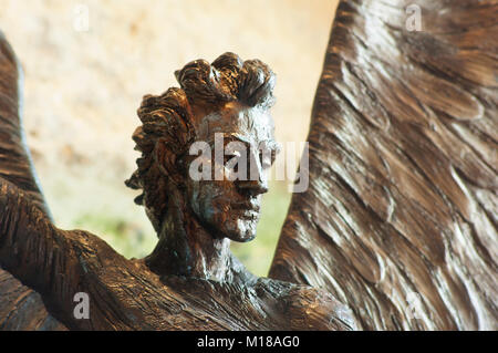 Statua raffigurante San Michele uccide il diavolo nella Cappella di San Michele di monte, Cornwall, Regno Unito - Giovanni Gollop Foto Stock