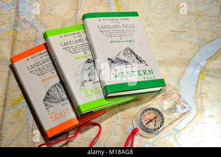 Alfred Wainwright libri con Bussola e Mappe del sistema operativo Foto Stock