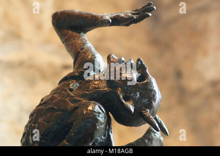 Close-up di una statua del diavolo di essere ucciso da San Michele, St. Michael's Mount, Cornwall, Regno Unito - Giovanni Gollop Foto Stock