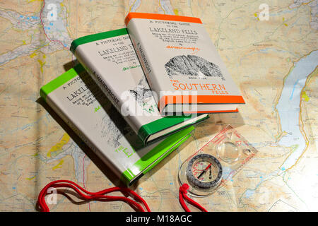 Alfred Wainwright libri con Bussola e Mappe del sistema operativo Foto Stock