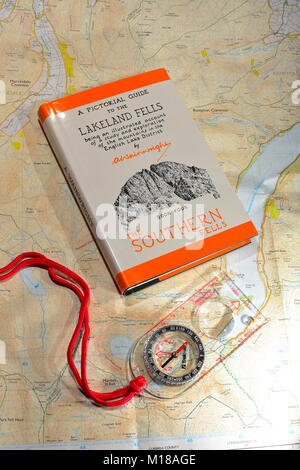 Alfred Wainwright libri con Bussola e Mappe del sistema operativo Foto Stock