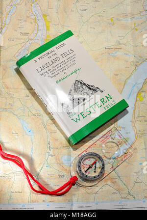 Alfred Wainwright libri con Bussola e Mappe del sistema operativo Foto Stock