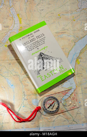 Alfred Wainwright libri con Bussola e Mappe del sistema operativo Foto Stock