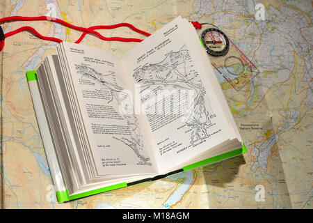 Alfred Wainwright libri con Bussola e Mappe del sistema operativo Foto Stock