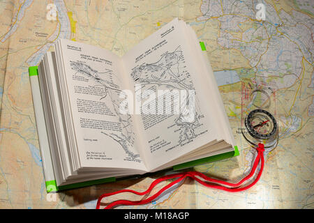 Alfred Wainwright libri con Bussola e Mappe del sistema operativo Foto Stock