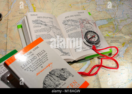 Alfred Wainwright libri con Bussola e Mappe del sistema operativo Foto Stock