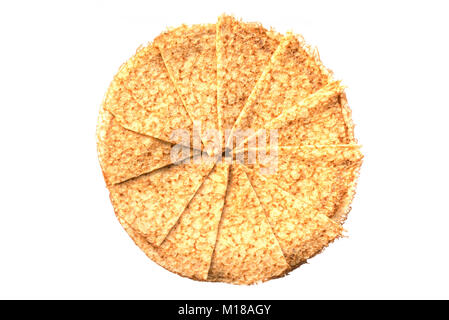 Vista dall'alto di crepes (francese frittelle) piegato in cerchio, isolati su sfondo bianco Foto Stock