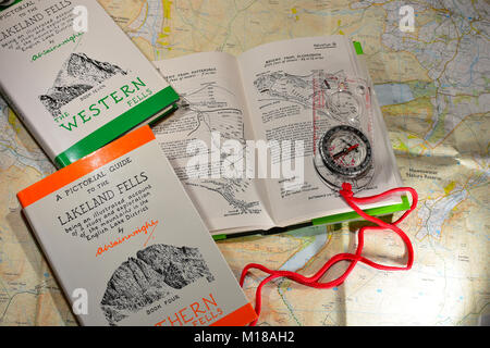 Alfred Wainwright libri con Bussola e Mappe del sistema operativo Foto Stock