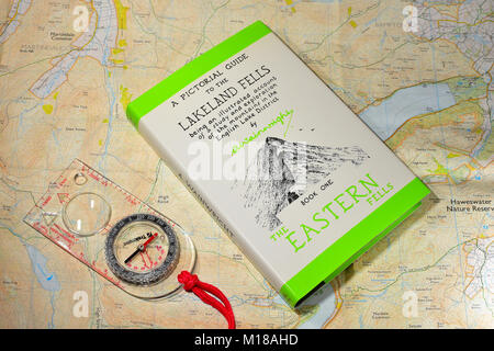 Alfred Wainwright libri con Bussola e Mappe del sistema operativo Foto Stock