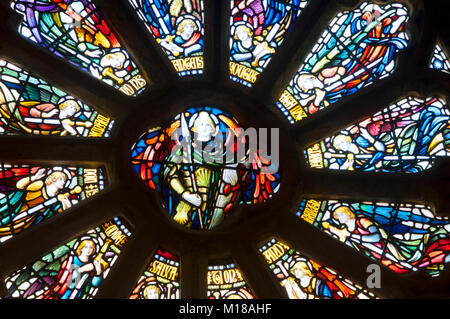 Una vista interna di una vetrata raffigurante San Michele al Priory Chiesa, St. Michael's Mount, Cornwall, Regno Unito - Giovanni Gollop Foto Stock