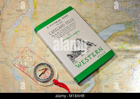 Alfred Wainwright libri con Bussola e Mappe del sistema operativo Foto Stock