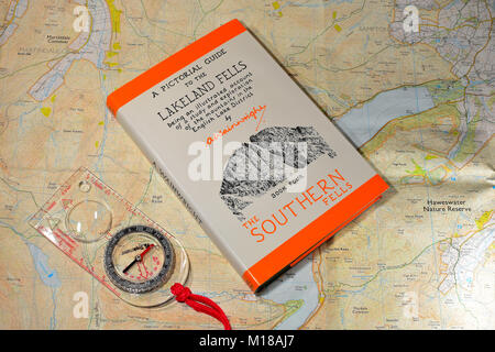 Alfred Wainwright libri con Bussola e Mappe del sistema operativo Foto Stock