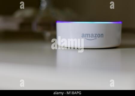 Amazon Eco Dot (di seconda generazione) Foto Stock