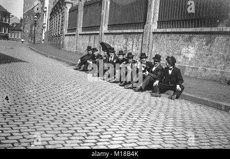 Aachen 1905 - 9 allegro uomini seduti su strada nella Mauerstrasse ,Aix-La-Chapelle Foto Stock