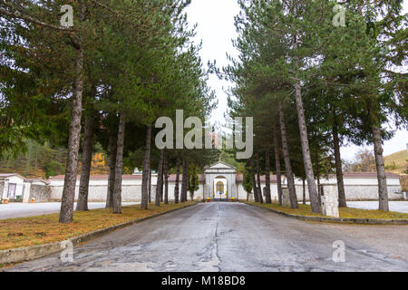 Roccaraso, Abruzzo, Italia. Ottobre 13, 2017. Cimitero ingresso con viale alberato Foto Stock