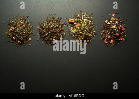 Il tè a secco raccolta di diversi tipi su sfondo nero Foto Stock