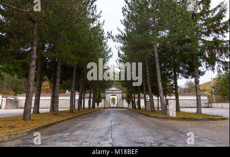 Roccaraso, Abruzzo, Italia. Ottobre 13, 2017. Cimitero ingresso con viale alberato Foto Stock