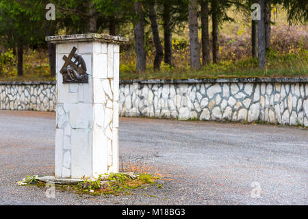 Roccaraso, Abruzzo, Italia. Ottobre 13, 2017. Il Muretto storico all'ingresso del cimitero di Roccaraso Foto Stock