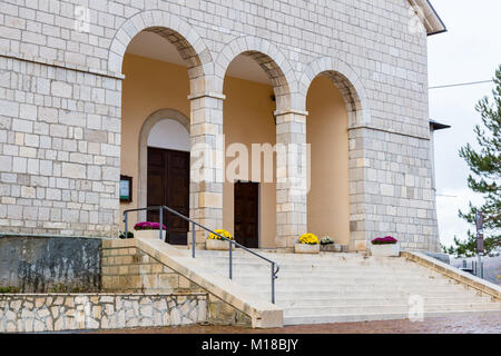 Roccaraso, Abruzzo, Italia. Ottobre 13, 2017. Chiesa di Santa Maria Assunta, terremoti del 1703 (TERREMOTO DI L'Aquila) 1706 e distrutta severa Foto Stock