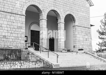 Roccaraso, Abruzzo, Italia. Ottobre 13, 2017. Chiesa di Santa Maria Assunta, terremoti del 1703 (TERREMOTO DI L'Aquila) 1706 e distrutta severa Foto Stock