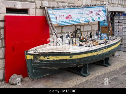 Montenegro Perast, souvenir shop nella forma di una barca sul lungomare della città di Perast Foto Stock