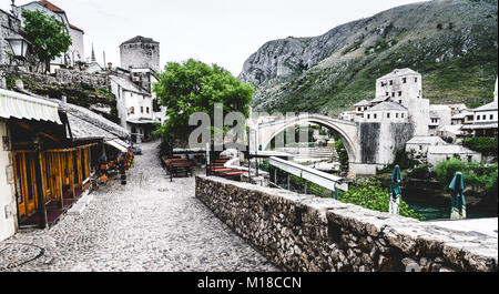 Vecchia strada di ciottoli nella città di Mostar, Bosnia Erzegovina Foto Stock