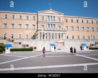 Atene, Grecia - Aprile 4, 2016: turisti guardando le guardie presidenziali di fronte al parlamento greco Foto Stock