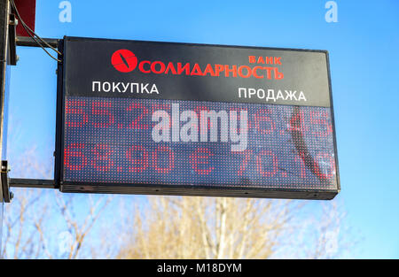 Samara, Russia - 27 Gennaio 2018: il quadro di valutazione con il tasso di cambio valuta. Testo in russo: Banca Solidarnost. L'acquisto. Vendita Foto Stock