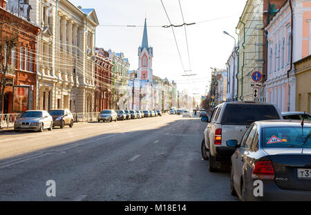 Samara, Russia - 27 Gennaio 2018: Vista di Samara street in inverno una giornata di sole Foto Stock