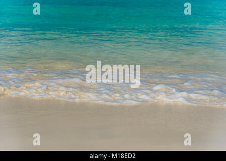 Onde sulla riva idilliaca della Eagle Beach, Aruba Foto Stock