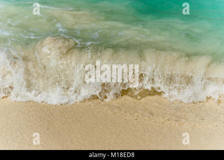 Onde sulla riva idilliaca della Eagle Beach, Aruba Foto Stock