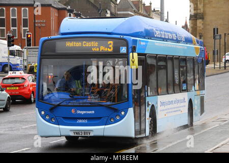 Un bus di Scania con ADL ALEXANDER DENNIS ENVIRO corpo 300 alimentati a gas che lavorano per STAGECOACH a Sunderland viaggiando sotto la pioggia su una strada molto trafficata Foto Stock