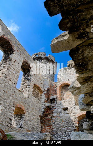 Rovine del medievale castello reale Ogrodzieniec nel villaggio Podzamcze, parte del sentiero di l'Aquila nidi, polacco Jurassic Highland, Piccola Polonia voivodes Foto Stock