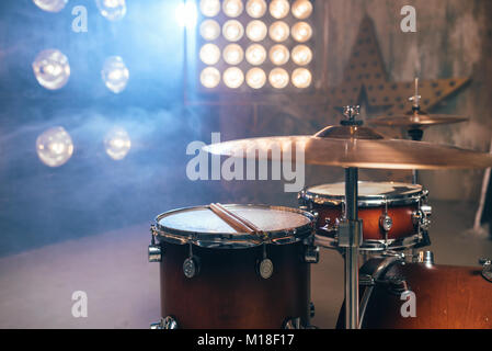 Drum kit, strumento a percussione sul palco con luci, nessuno. Il batterista di attrezzature professionali, sbattere insieme Foto Stock