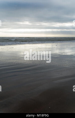 Spiaggia bagnata a Bexhill-on-Sea Foto Stock